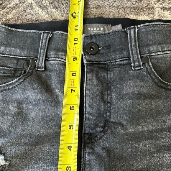 Torrid Crop Bombshell Straight Premium Stretch High-Rise Jeans Black Wash - Picture 7 of 11